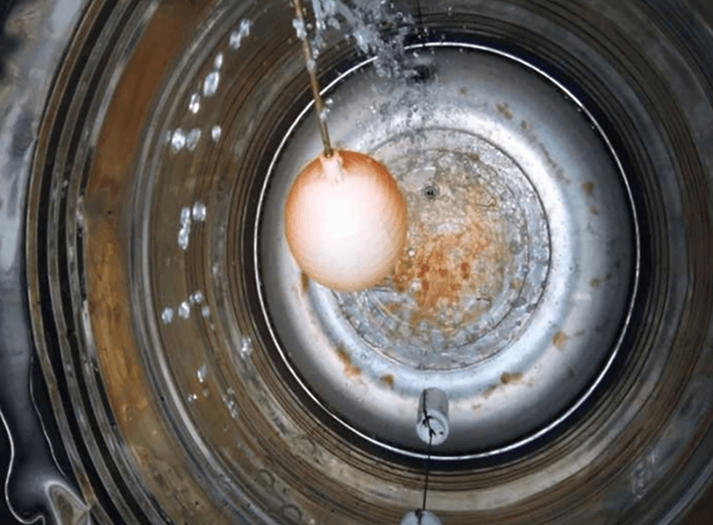 Có thể ngâm dung dịch làm sạch trong bồn rửa một thời gian để loại bỏ tối đa chất bẩn